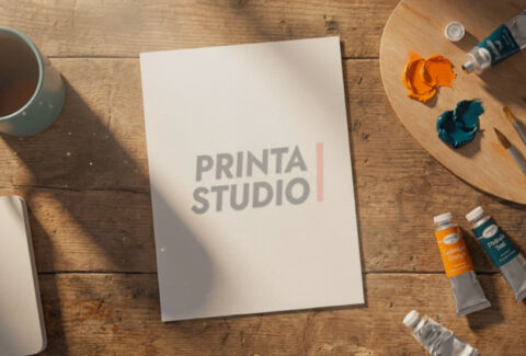 Printa Studio boya atölyeleri tanıtım videosu kapağı — ahşap masada boya paleti, fırçalar ve kahve